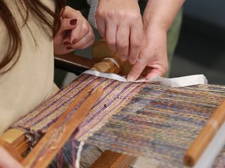 着物の街・十日町で、機織を体験します。
