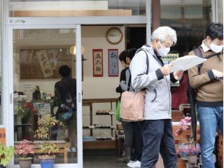 十日町の市街地を建築物の今昔に着目しながらガイドと一緒に歩きます。