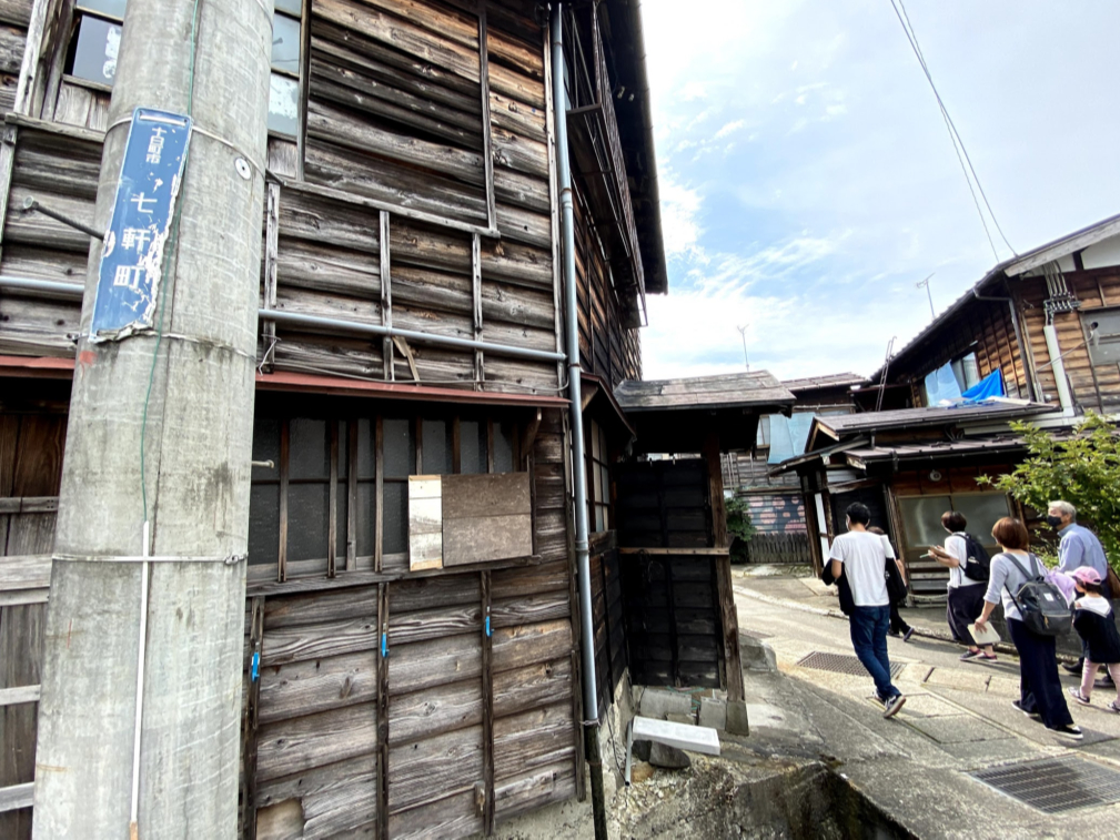 裏路地を歩きながら、日本有数の豪雪地ならではの町のつくりを見てみましょう。