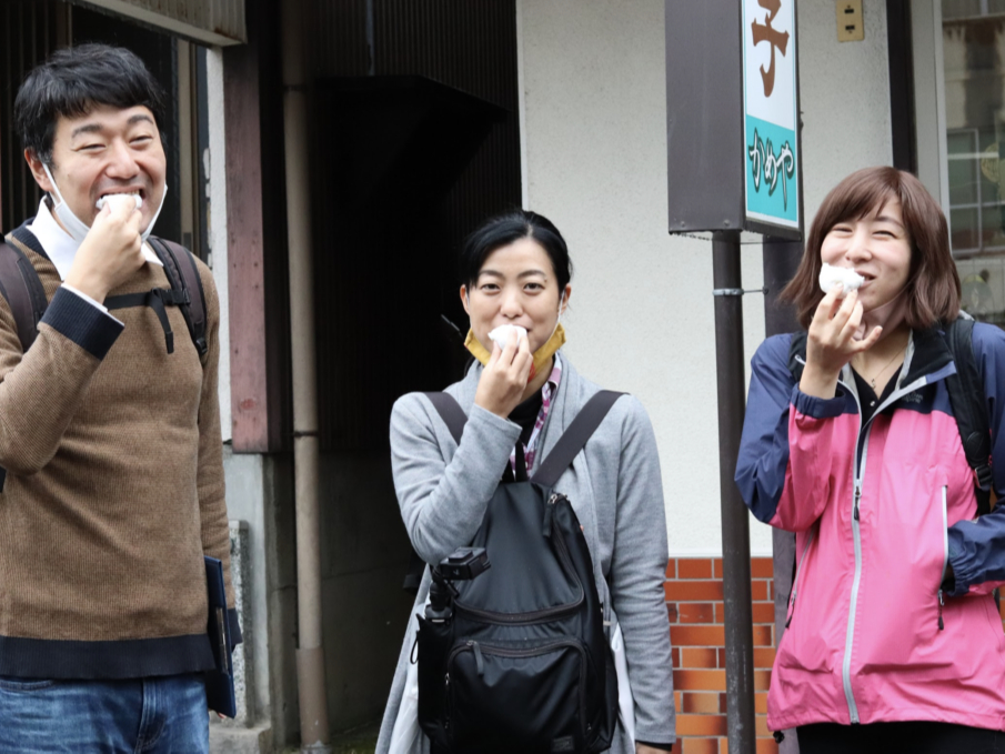 途中、地元の和菓子屋さんでひと休み。