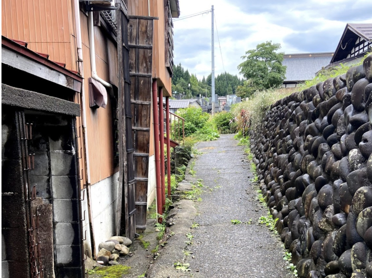 観光では歩かないような裏路地は、歩くだけでわくわくします。