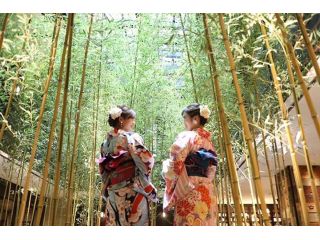 竹林をバックに