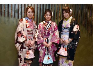 寒くなってきたら羽織もプラスしてより華やかに。