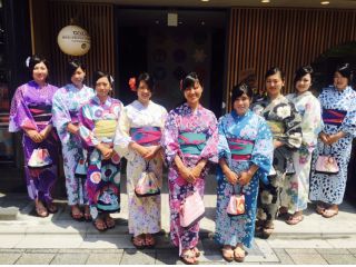 竹林をバックに