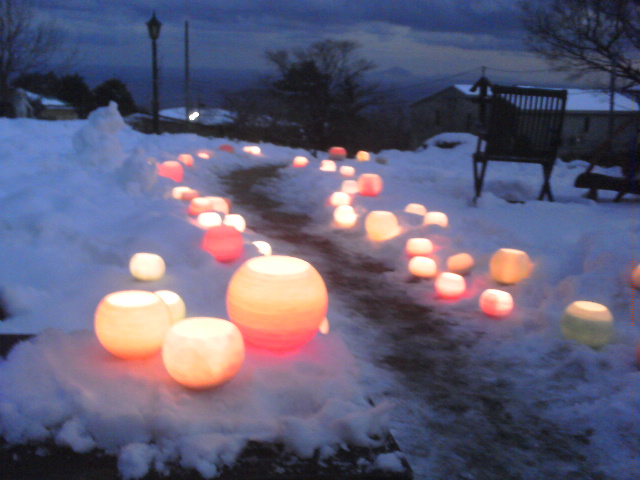 素敵なディナータイムカップルやグループで 100個のキャンドルが灯る圧巻のキャンドルイベントと制作体験 薪ストーブを使った料理が並ぶディナー付き 庭カフェ じゃらん遊び体験