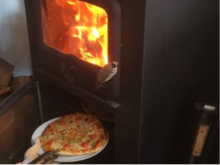 工房にある薪ストーブでピザを焼き上げます♪