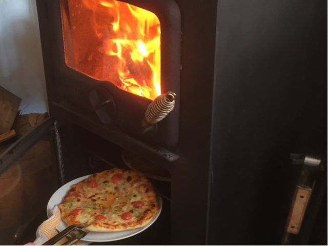 工房にある薪ストーブでピザを焼き上げます♪