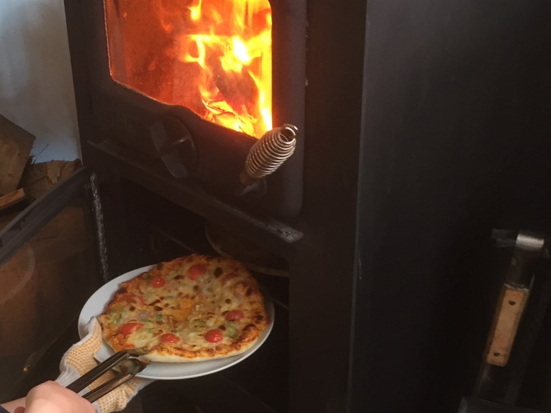 薪ストーブで焼くピザは絶品♪
