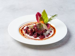 鶏もも肉とビーフファルスのバロティーヌ 香り豊かなデーツ&フルーツ風味(12/1〜12/31)※メニューイメージ