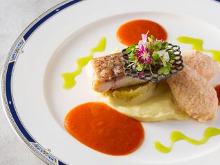 真鯛ロースト・海老クネル ポロ葱ブレゼ・根セロリピューレ 甲殻類ジュ※イメージ写真