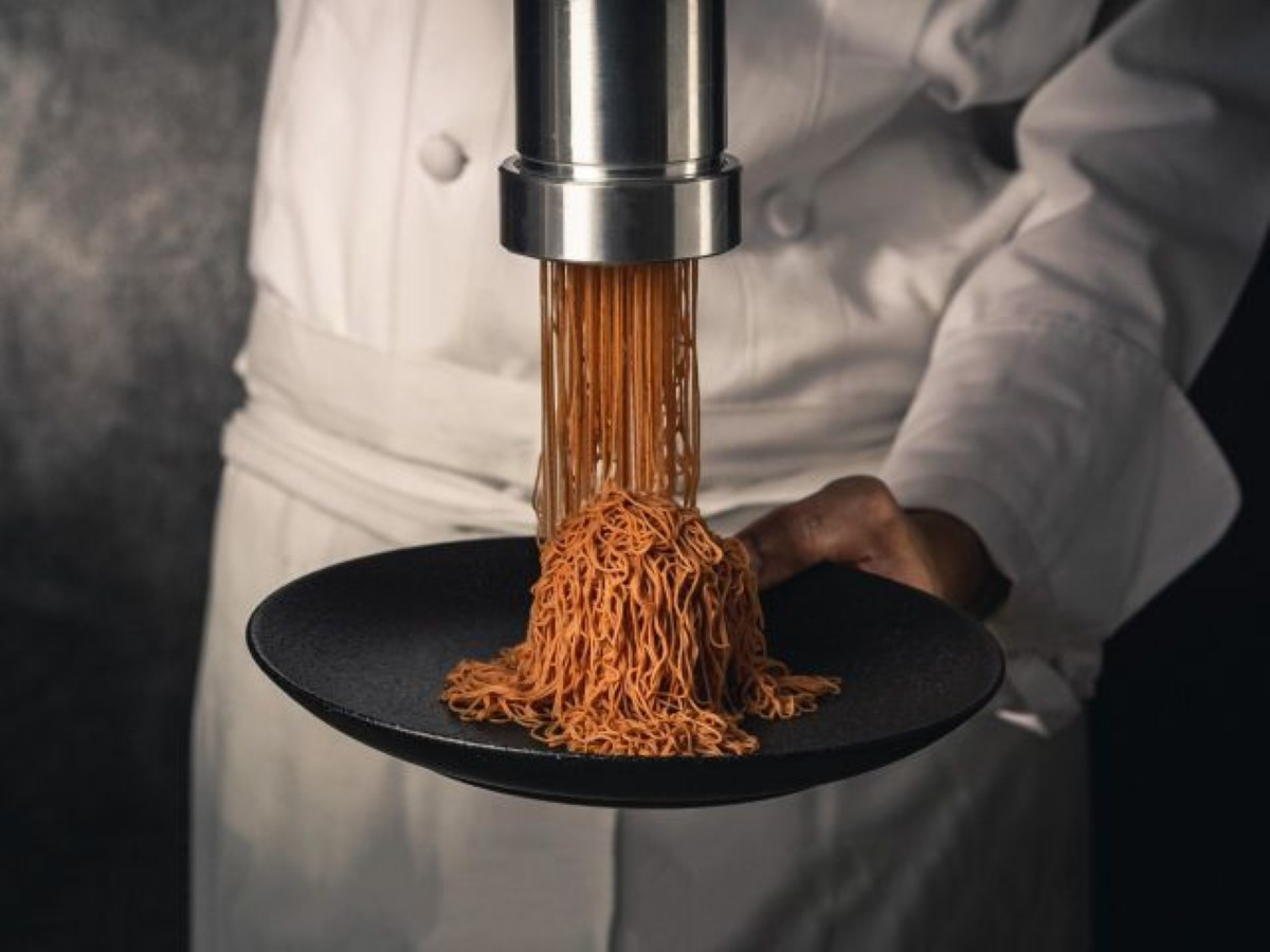 ・「しぼりたてモンブラン」 シェフが目の前でクリームを絞って提供いたします。