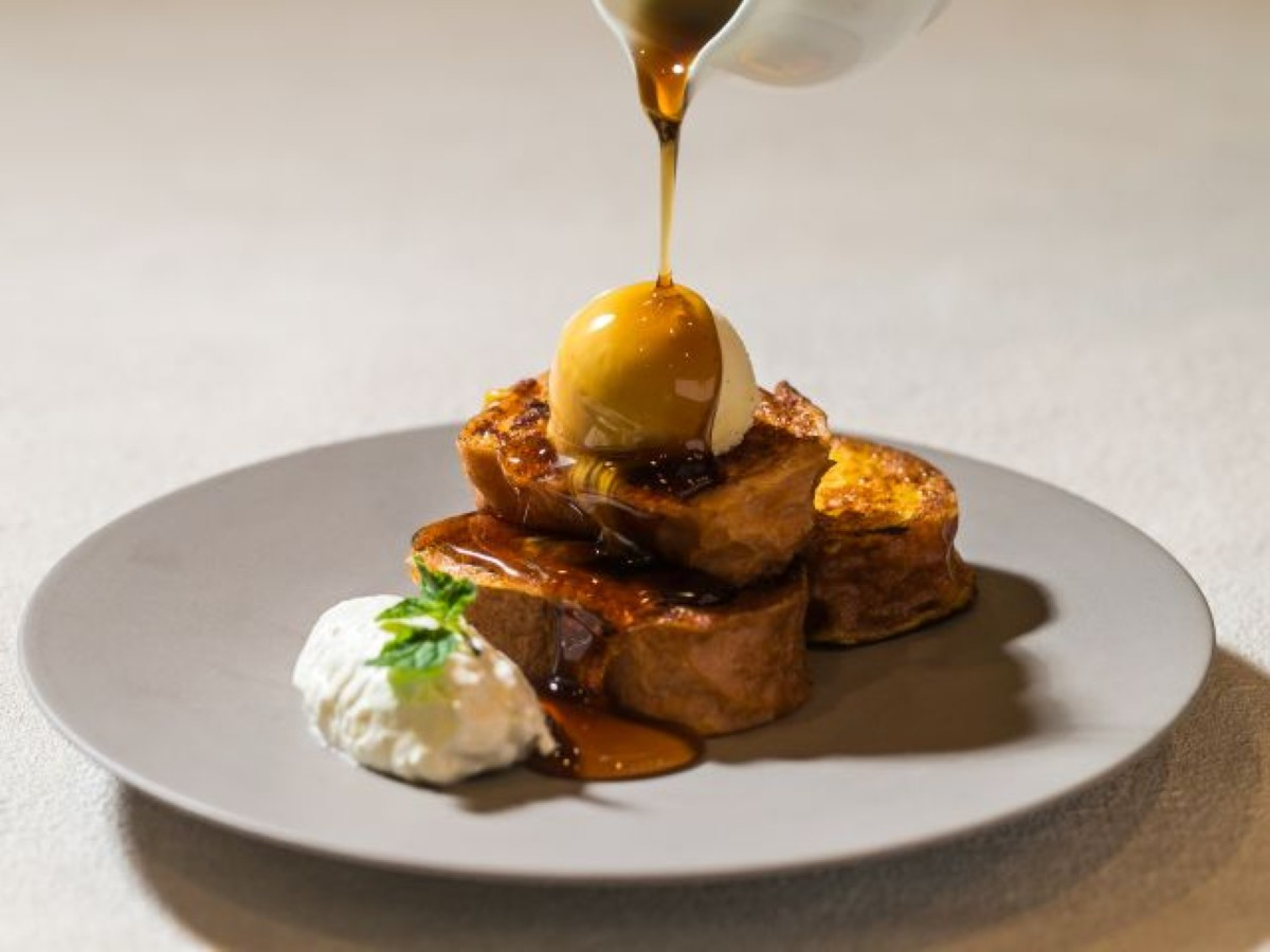 ALL FLAGS特製「フレンチトースト」:シェフこだわりのレシピによるふんわりとした食感が特徴のフレンチトースト。お好みのトッピングでご堪能ください。