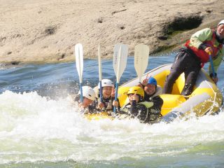 最上川でラフティング!ラスティカはラフティング協会加盟社で、東北6県で唯一、有資格リバーガイドがご案内。