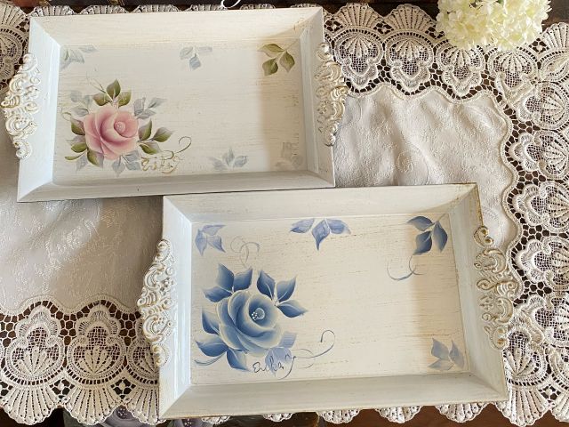 アトリエRoseオリジナルローズ体験レッスンのトレイです。ピンクローズとブルーローズ、お好きな色を選んでいただけます。