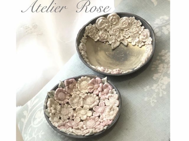 クレイクチュールの可愛いミニトレイ。可愛いお花は全てモールドで型抜きしているので初めての方も楽しんでいただけます。オーブンで25分ほど焼成して当日持帰りできます