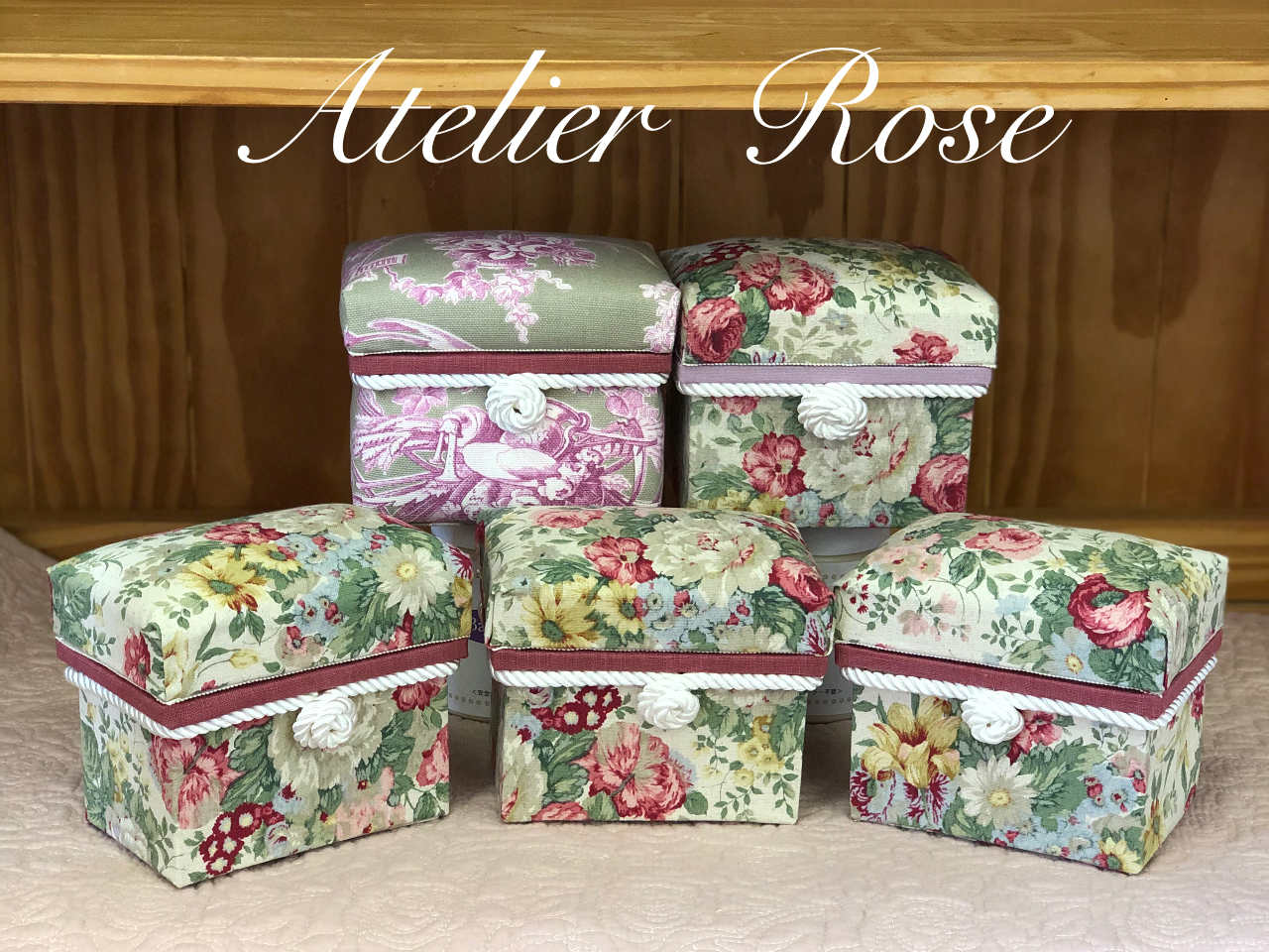 フレンチメゾンデコールのミニインテリア茶箱の体験レッスンです。可愛い茶箱に何を入れるか楽しみになります。