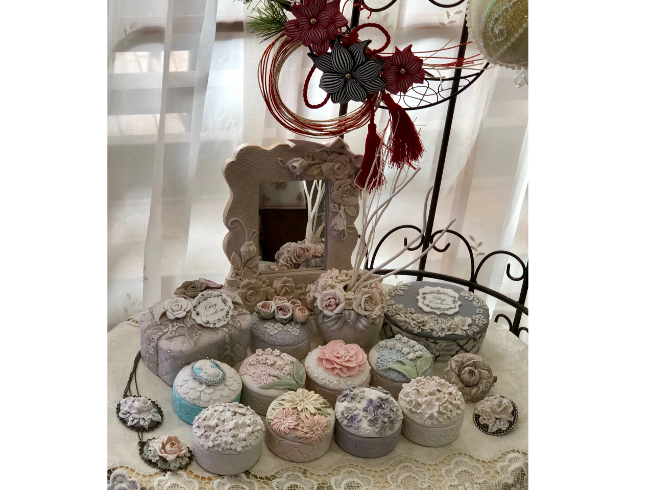 クレイクチュールの可愛い小物入れ色々。初めての方はモールドを型抜きしたお花の物がお勧めです。手捻りの薔薇の物は2回めから。オーブンで25分焼成後当日持ち帰りOK