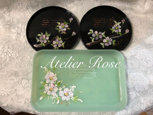 桜とワイルドローズのトレイです。初心者の方も簡単に丸筆1本で描く事ができます。花の描き方はどちらも同じ。枝を入れれば桜、葉っぱを入れればワイルドローズになります