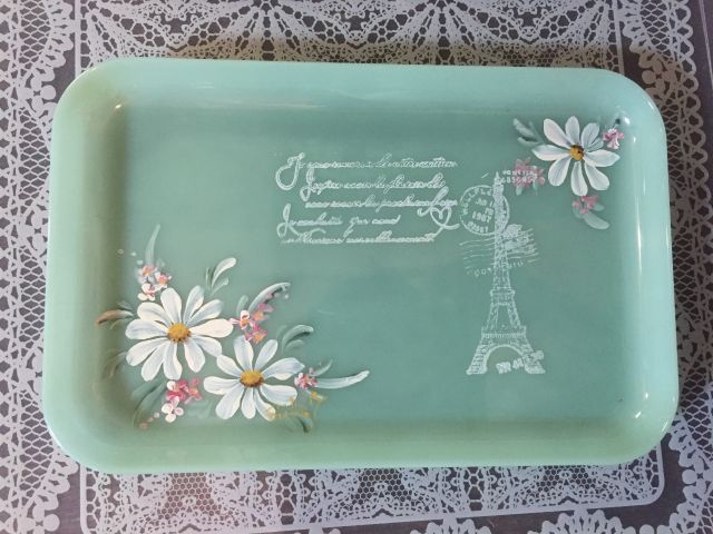 マーガレットのトレイ。可愛いマーガレットを丸筆1本で描くことができます。完成後はトレイでティータイム。少し大きめなのでマグカップとケーキ皿がのります。