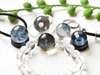貴方が創造した宇宙玉をお好きなアイテムに仕立てます。ペントップ、ヘアゴム、リング(金具)は加工無料。リング(オールガラス)、ブレスレットは加工料別途。