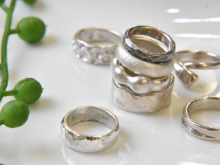 柔らかい素材で、懐かしい触り心地の粘土遊びを思い起こすかも?仕上がりもどことなく優しいフォルム、 明るい純銀の輝きとなります。