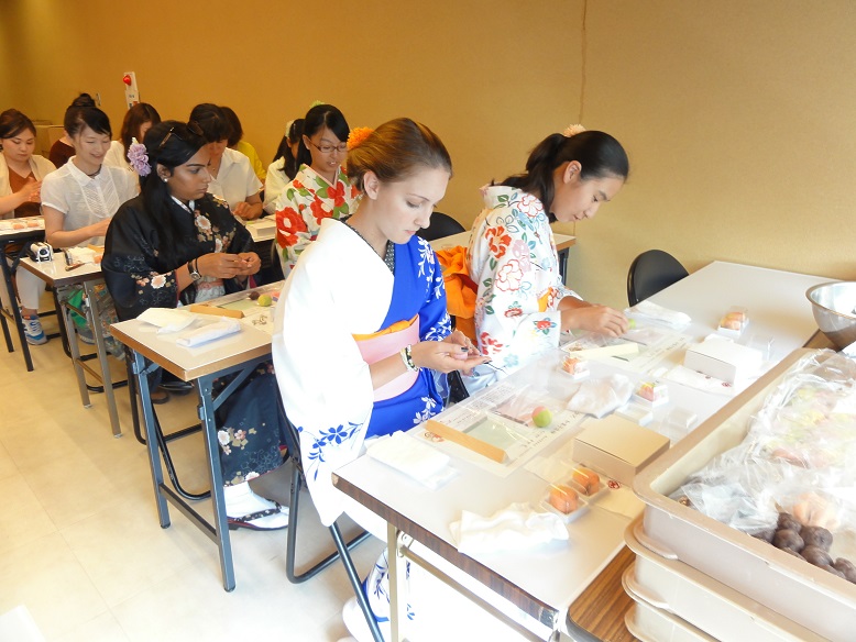 金沢 和菓子手作り体験 金沢 加賀百万石の伝統文化を体験 明治21年創業の老舗和菓子屋 越山甘清堂 で可愛い和菓子作り 少人数制で初めてでも安心です 金沢駅から徒歩15分でアクセスも 越山甘清堂 じゃらん遊び体験