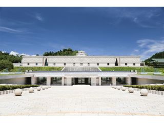 光ミュージアム正面は「ウシュマル総督の館」を模しています