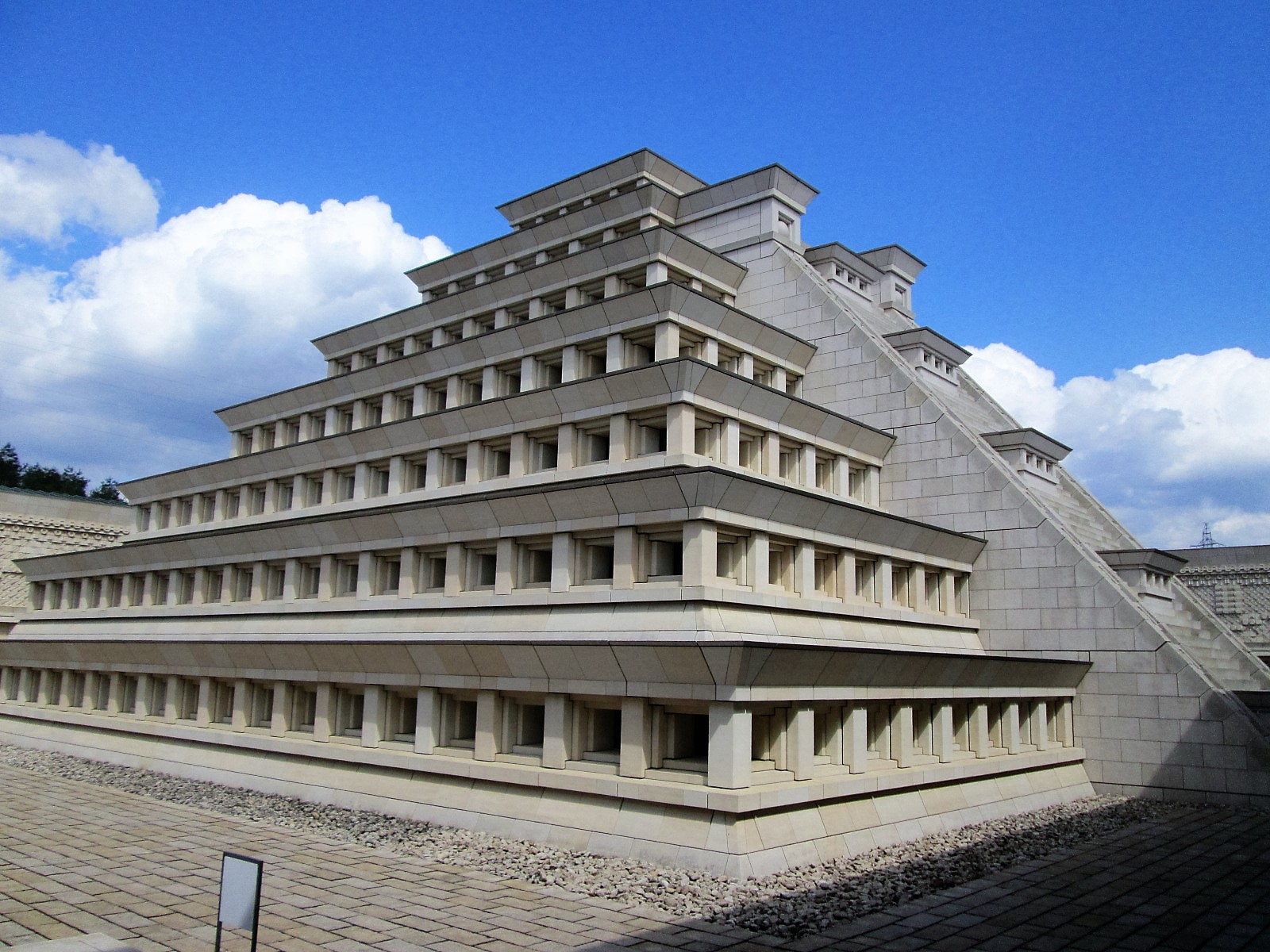 1�K����̃s���~�b�h�́u�G���^�q���E��꜂̃s���~�b�h�v��͂��Ă��܂�