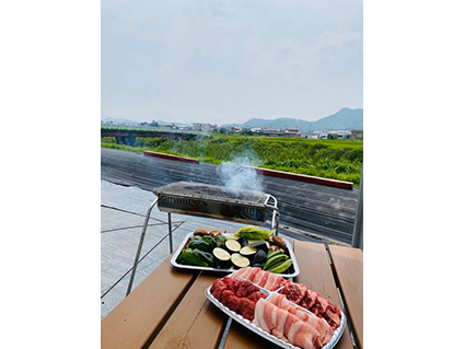 いちごハウスと自然に囲まれた場所でのBBQ!