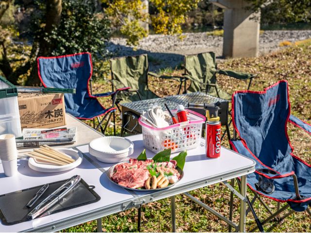 BBQコンロセット中型1台(木炭・着火剤・バーナー・トング・軍手・紙皿・紙コップ・割り箸・ゴミ袋等) 簡易組み立て式テーブル(※必要な場合)