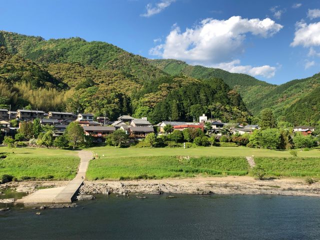 ＢＢＱスポットの一例：ふるさと交流センターはキャンプ場だけでなく、川遊び場としても充実しています