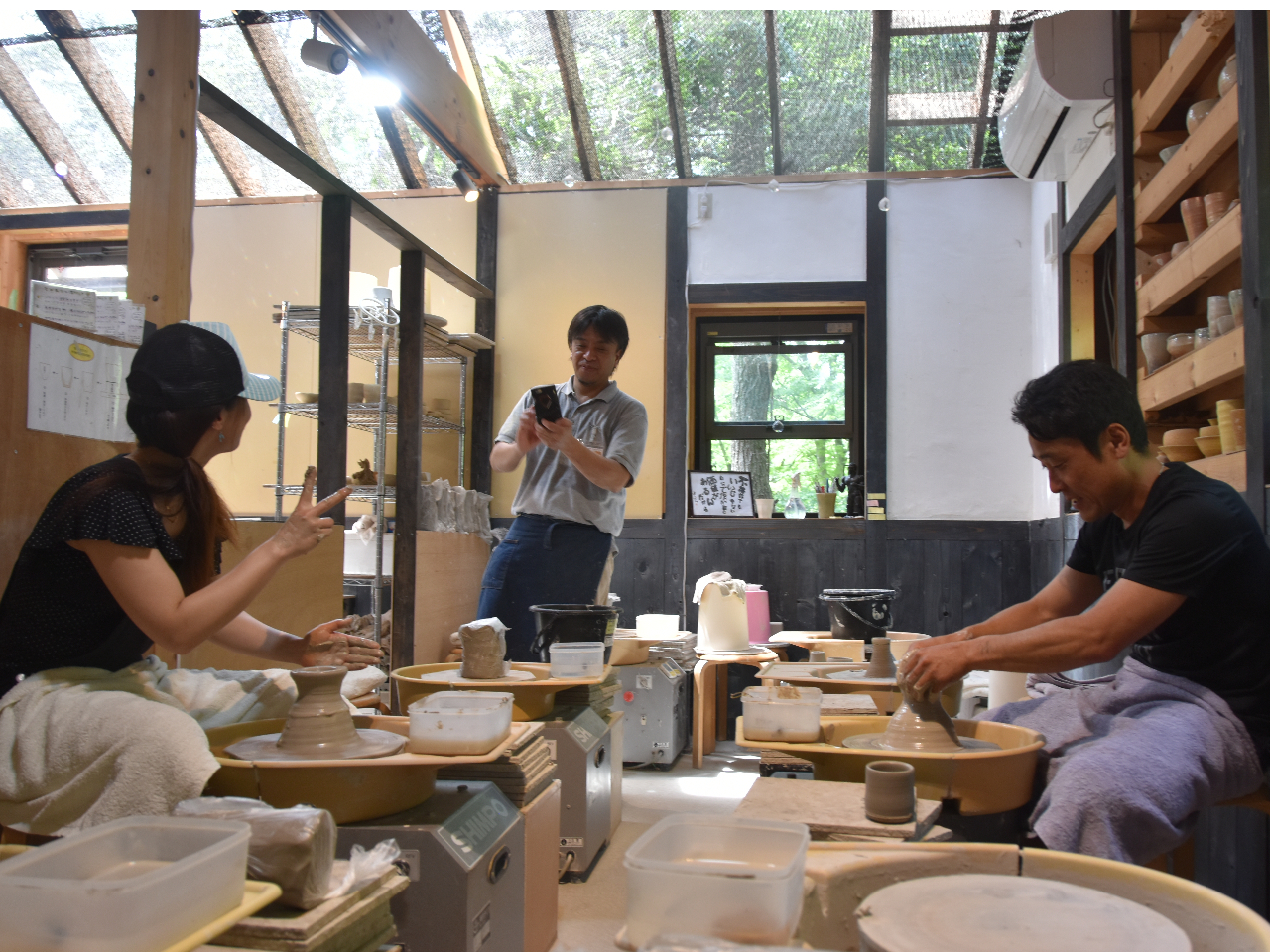 伊豆高原の森の中の木漏れ日を取り込んだ設計&建築はスタッフの手作りです。