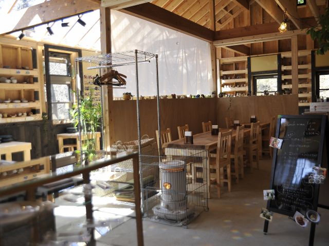 自然の採光や木漏れ日を取り入れたスタッフ手作りの空間です。