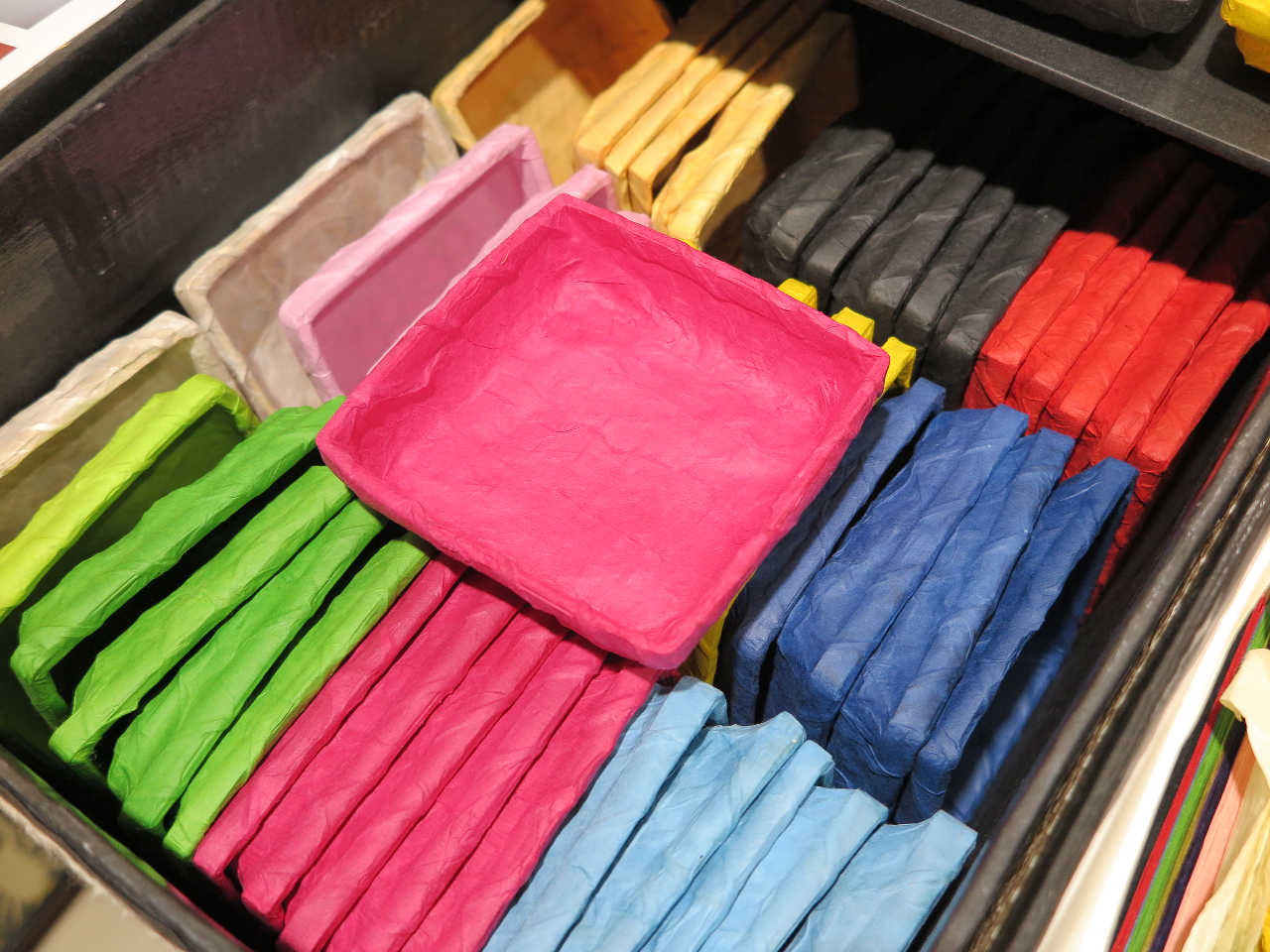 和紙皿は色々な色からお選び頂けます!どれもきれいな染和紙で迷っちゃいます!