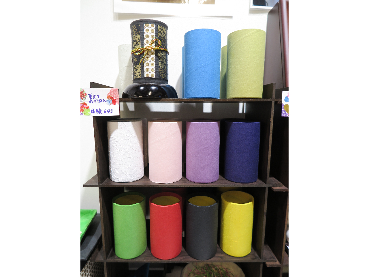 ベースの筒は色々な色の中からお選び頂けます!どれもきれいな染和紙で迷っちゃいます!