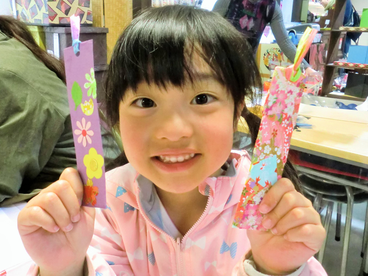 きれいな和紙のしおりができて、大満足で記念撮影!