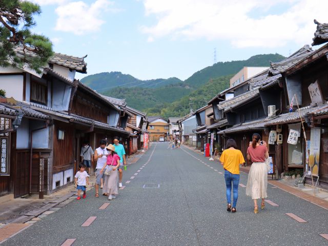 江戸情緒がある「うだつの上がる街並み」にあります。
