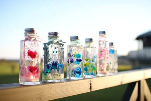 体験で作成したハーバリウムをテラスで撮影しました。