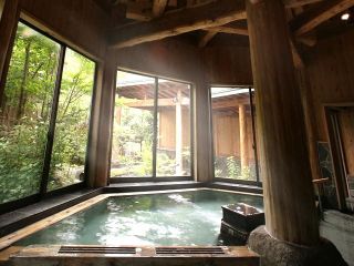 【庭園縄文風呂】「ぬりさわの湯 内湯」
豪壮な柱と梁を組み合わせた造りのお風呂。