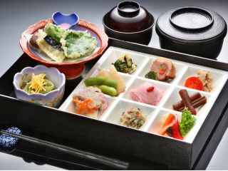 人気No.1「松花堂ランチ」 旬の彩り料理9品、天ぷら、茶そば、御飯、汁物