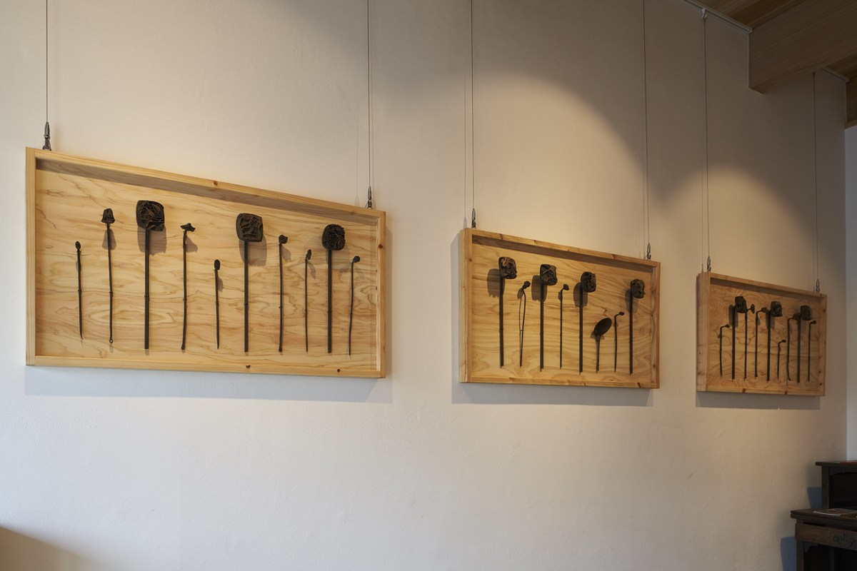 店内には古い和菓子の道具も展示しています