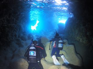伊良部島 青の洞窟。太陽の光を全身に浴びて。