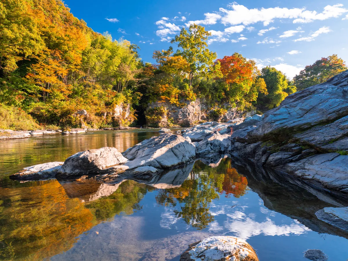 長瀞名物・岩畳。地球内部の様子を見られることから、「地球の窓」と呼ばれています。