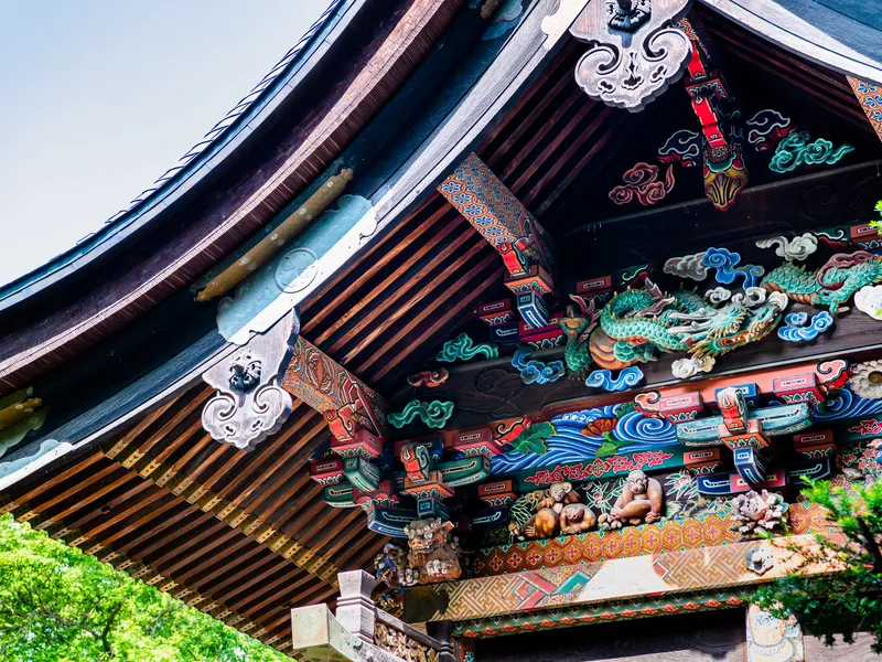 南に「子育ての虎」、西に「お元気三猿」、北に「北辰の梟」、東に「繋ぎの龍」。東西南北全ての方角にある圧巻の彫刻をご堪能下さい。