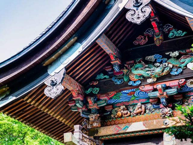 南に「子育ての虎」、西に「お元気三猿」、北に「北辰の梟」、東に「繋ぎの龍」。東西南北全ての方角にある圧巻の彫刻をご堪能下さい。