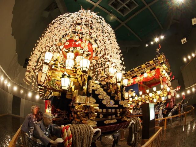 まつり会館に展示されている笠鉾と屋台はその煌びやかな見た目に圧倒されるはずです。