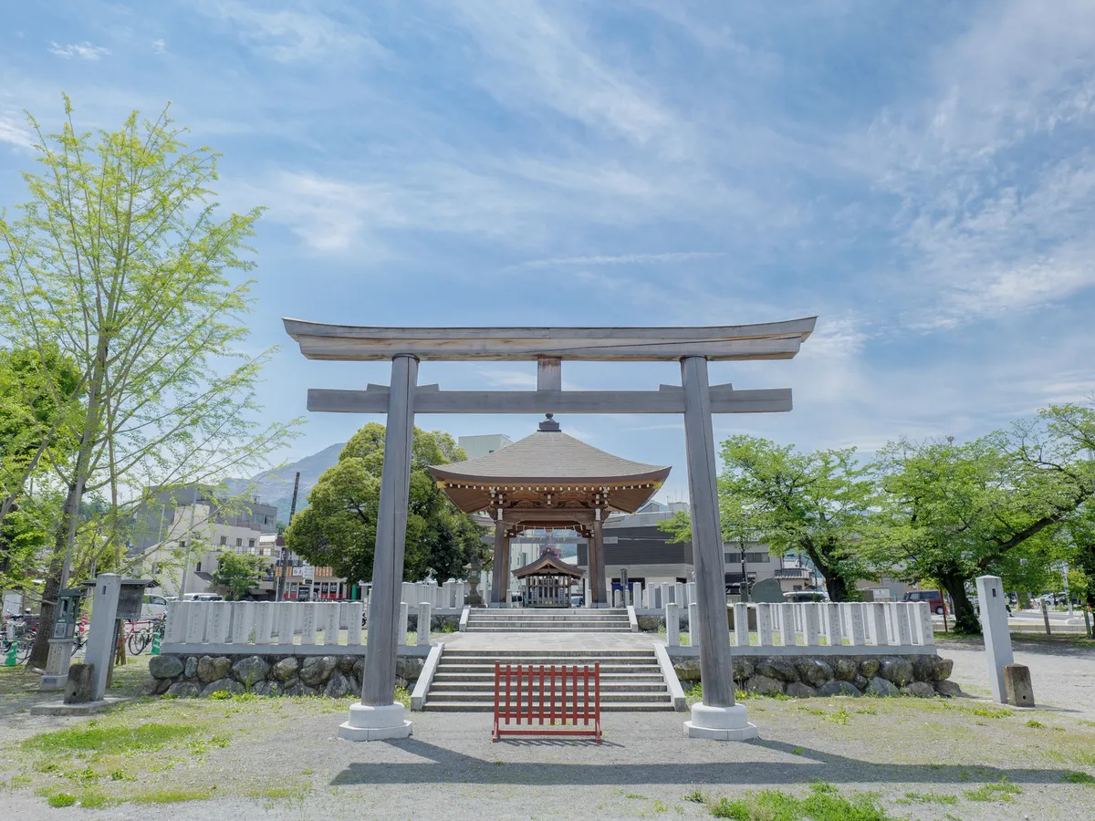 秩父神社の例大祭「秩父夜祭」にて山車の最終地点となる「御旅所」は2対の鳥居が置かれています。
