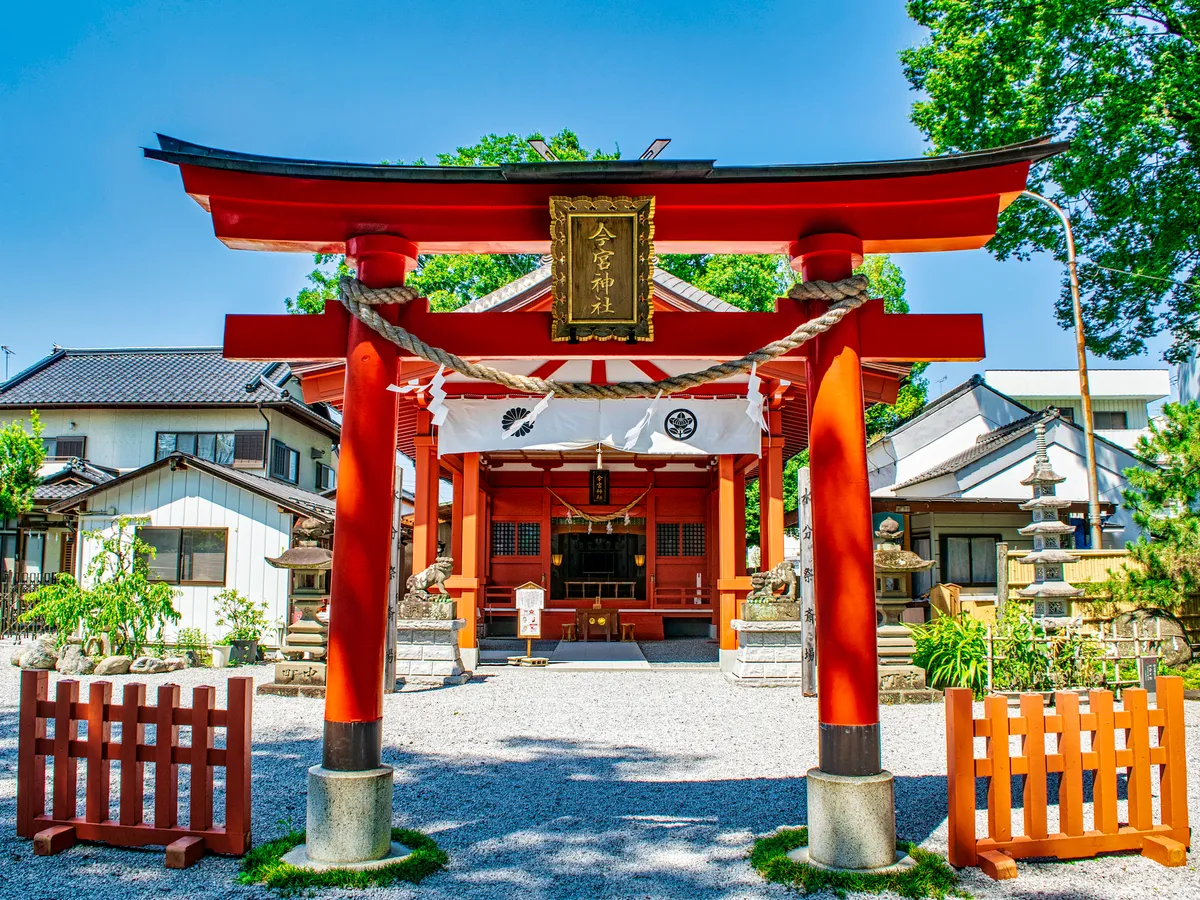 龍が眠る洞があると言われている今宮神社。武甲山の伏流水が湧き出る境内は住宅地にありながらも、長い歴史の中で脈々と受け継がれた信仰心が集まっています。