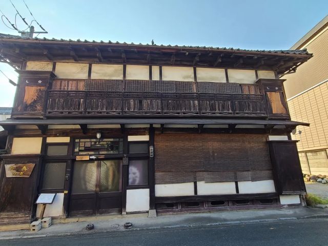 築100年の茶屋を改装した「ナタヨーガ研究所」の建物は色んな箇所にかつて養蚕業で栄えていた秩父の歴史を感じさせる要素が散りばめられています。