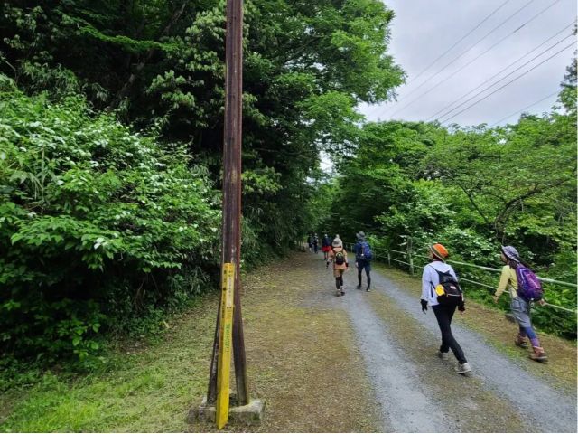 今は廃線となった武甲線のレールが現在はハイキングなどで訪れたお客さんを楽しませています。写真中央の柱はかつてレールとして使われていました。